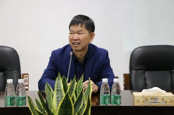 在陳董、鐘總等公司領(lǐng)導(dǎo)的陪同下，張區(qū)長一行先后參觀了立林生產(chǎn)車間和實(shí)驗(yàn)室