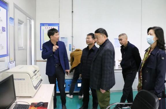 在陳董、鐘總等公司領(lǐng)導(dǎo)的陪同下，陳主任一行先后參觀了立林生產(chǎn)車間和實(shí)驗(yàn)室