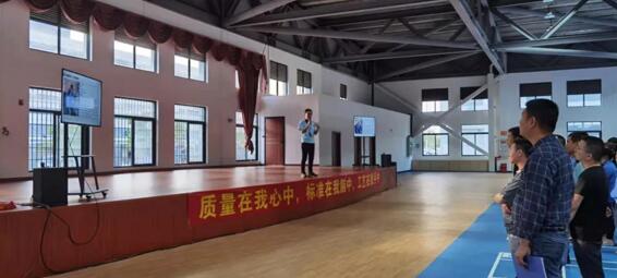 制造中心生產部主管黃利煒為了讓員工更加充分地理解大會的主題