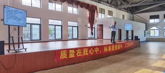 質管中心總監(jiān)黃建強通過兩個小故事來說明培養(yǎng)積極心態(tài)的重要性