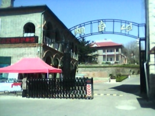 煙臺(tái)山公園伸縮門(mén)案例 - 中出網(wǎng)-智能出入口與停車(chē)充電門(mén)戶(hù)