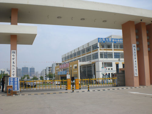 煙臺工程報業(yè)技術(shù)學院南門道閘案例 - 中出網(wǎng)-智能出入口與停車充電門戶