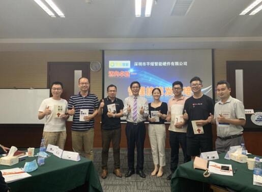 張老師為學員們頒發(fā)了獎勵