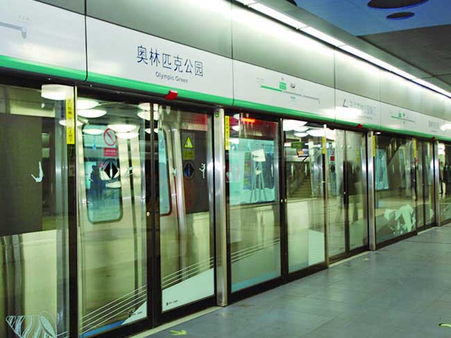 北京地鐵8號(hào)線屏蔽門案例 - 中出網(wǎng)-智能出入口與停車充電門戶