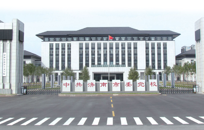 中共濟南市委黨校伸縮門案例 - 中出網(wǎng)-智能出入口與停車充電門戶