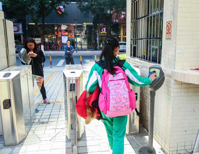 廣州冼村小學(xué)啟用德生校園訪(fǎng)客機(jī)案例 - 中出網(wǎng)-智能出入口與停車(chē)充電門(mén)戶(hù)