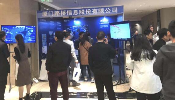 前來(lái)路橋信息展位參觀咨詢(xún)的人絡(luò)繹不絕