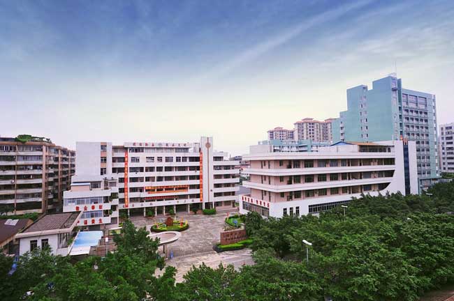 佛山市華材職業(yè)技術(shù)學(xué)?？偛客＼噲鱿到y(tǒng)案例 - 中出網(wǎng)-智能出入口與停車充電門戶