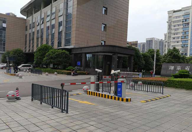 湖南省地稅局停車(chē)場(chǎng)系統(tǒng)案例 - 中出網(wǎng)-智能出入口與停車(chē)充電門(mén)戶