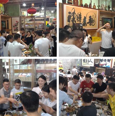 酒席間，大家開懷暢飲